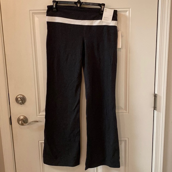 GapFit Women’s Athletic gbalance flare, regular rise, fitted through the… - Picture 1 of 10